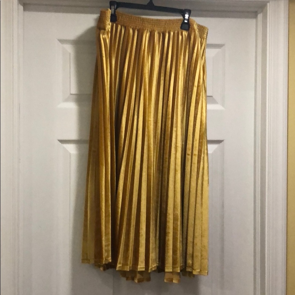 Yellow/gold maxi skirt.